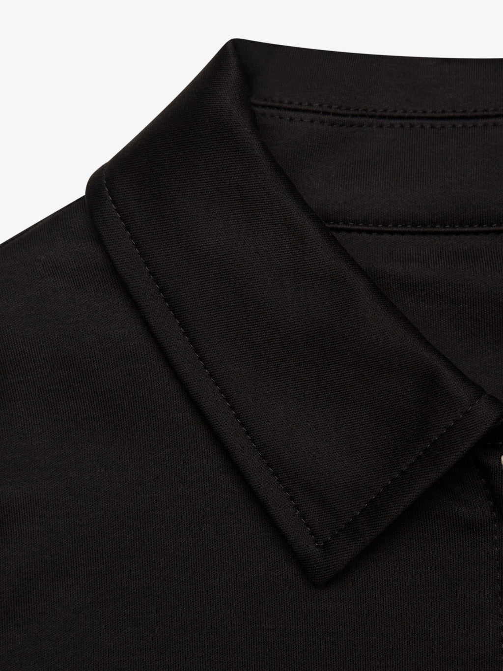 Detail van de kraag van de Valenza Supima zip overshirt in zwart
