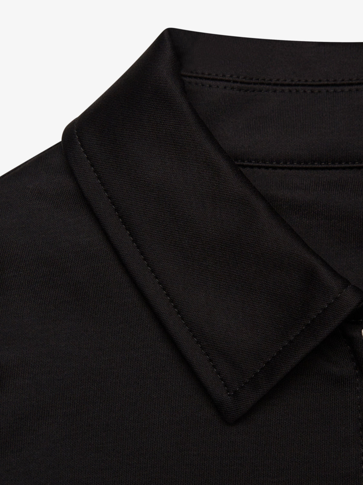 Detail van de kraag van de Valenza Supima zip overshirt in zwart