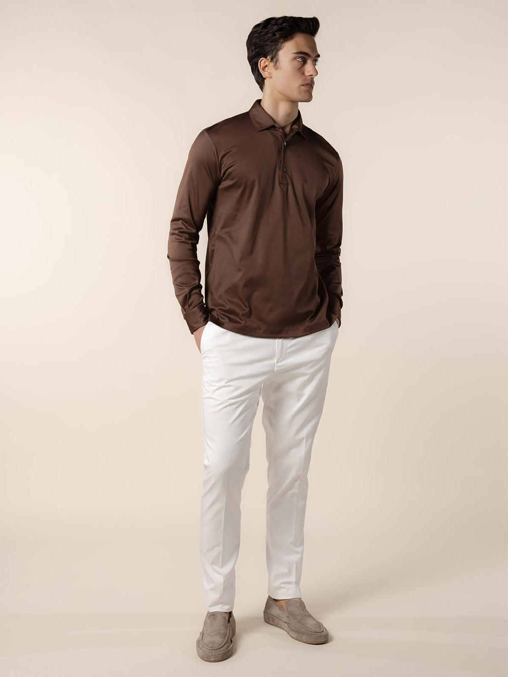 Volledige look met de Aurélien longsleeve polo in chocolade bruin en witte broek