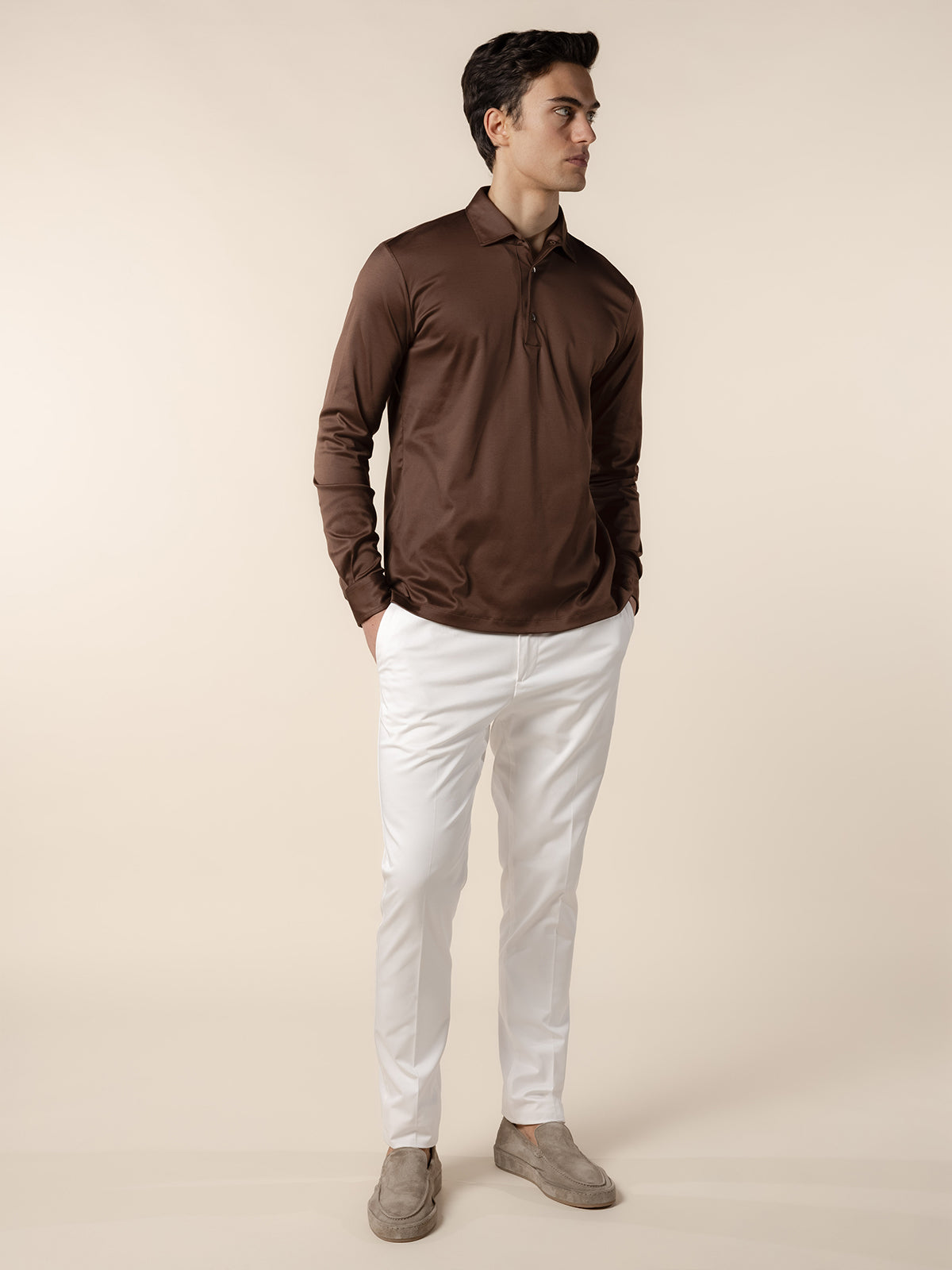 Volledige look met de Aurélien longsleeve polo in chocolade bruin en witte broek