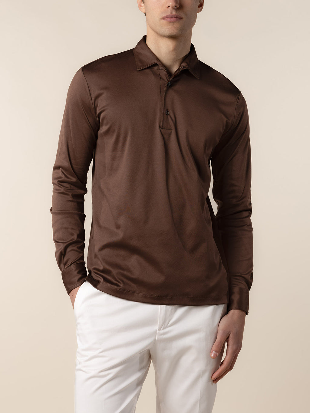 Aurélien longsleeve polo in chocolade bruin, gedragen met een witte broek