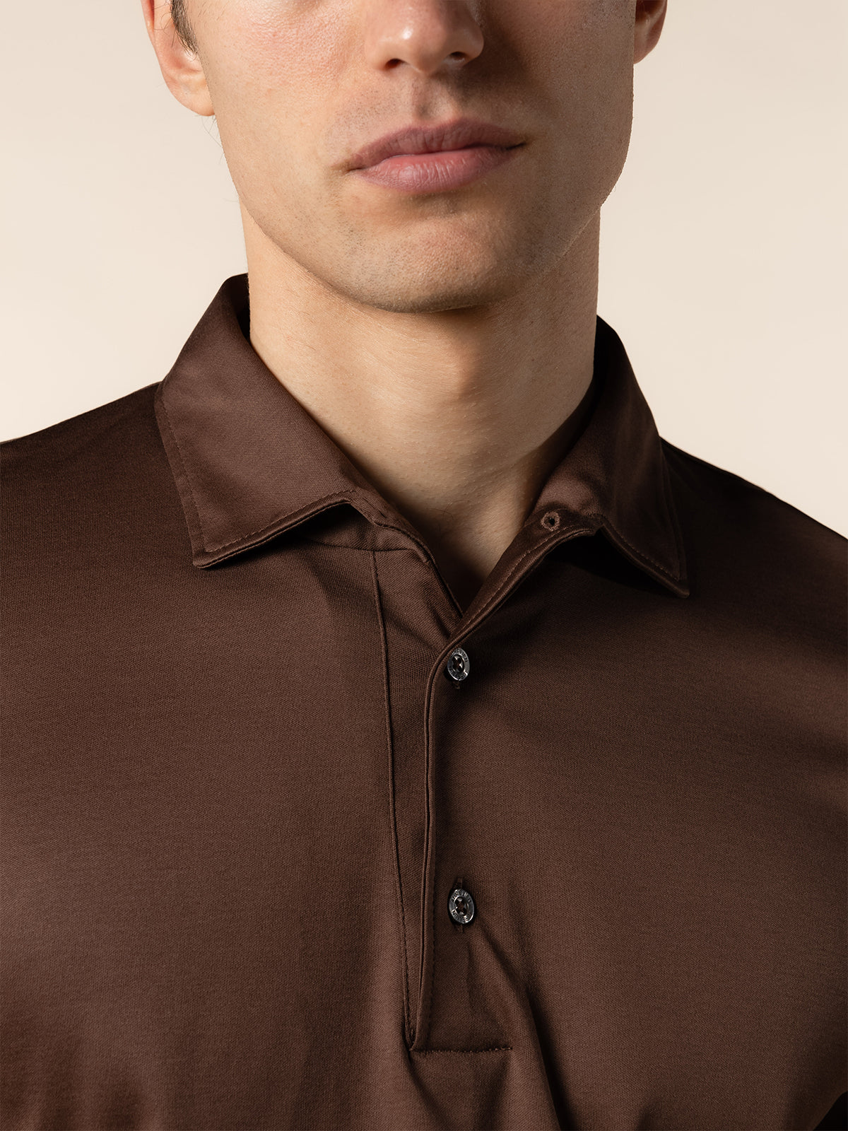 Close-up van de polokraag van de Aurélien longsleeve in chocolade bruin