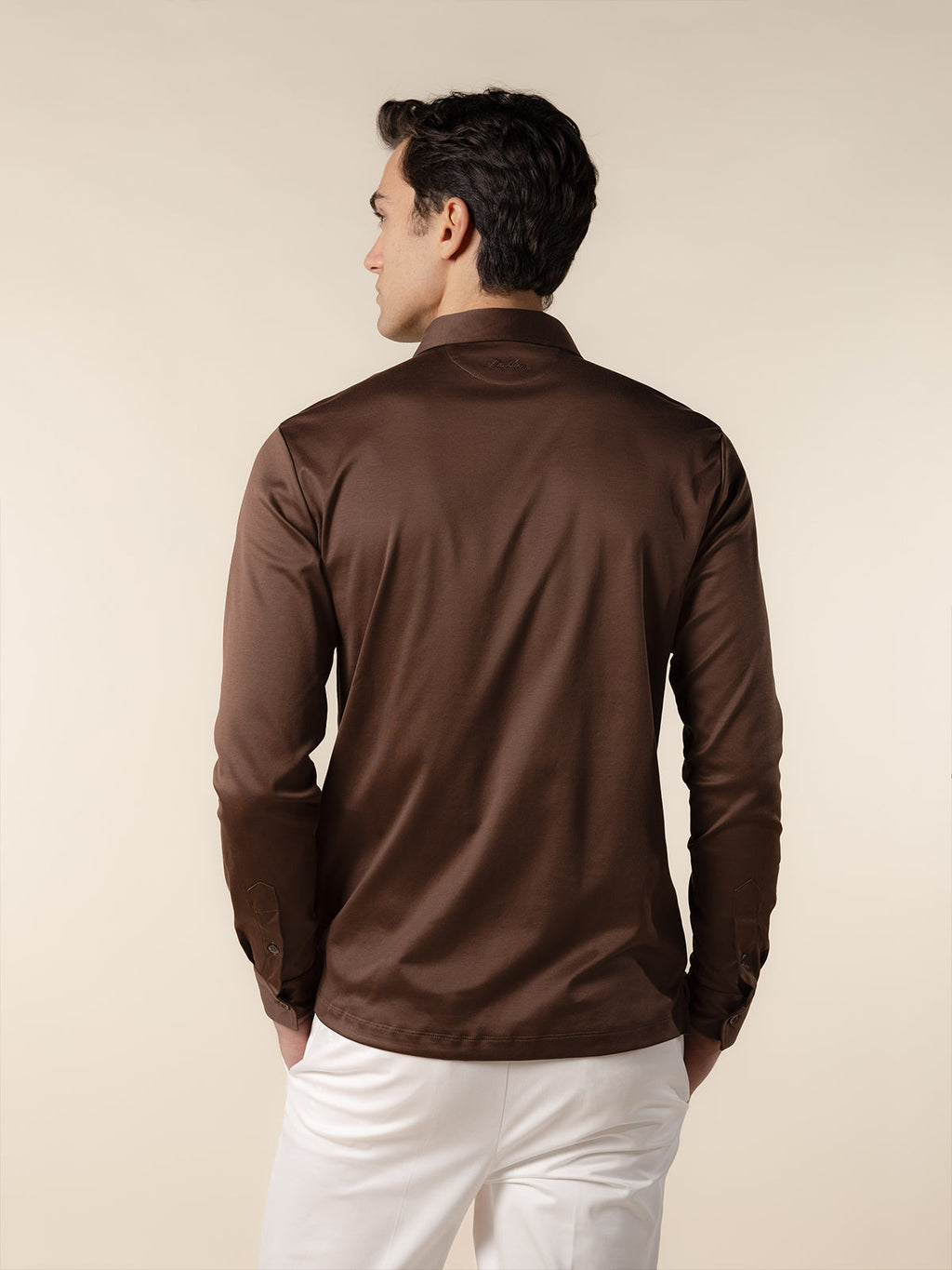 Achterkant van de Aurélien longsleeve polo in chocolade bruin