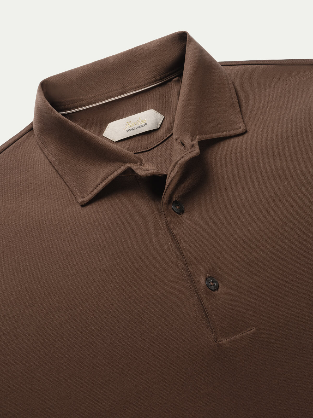 Detail van de kraag en knoopsluiting van de Aurélien longsleeve polo in chocolade bruin